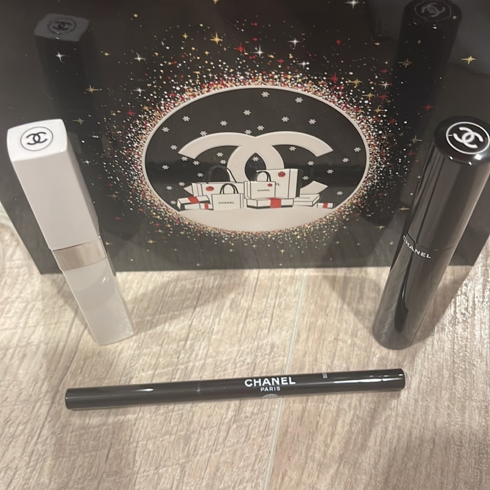 Chanel eye makeup set with red velvet pouch, New - Picture 3 of 5